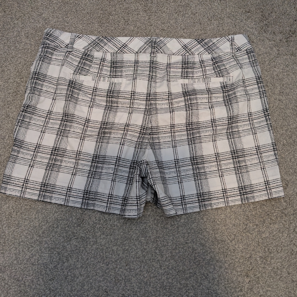 White House Black Market Monochrome Patterned Shorts - Picture 5 of 6